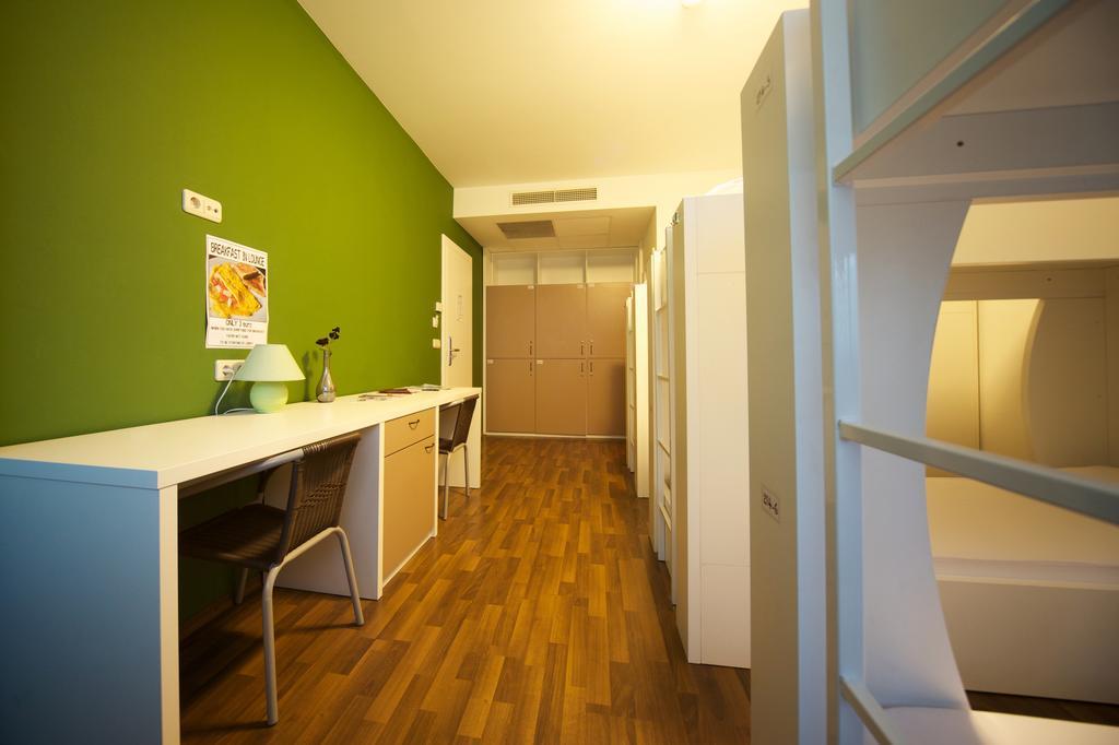 Bed in een Gemengde Slaapzaal met 6 Bedden